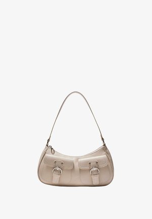 Petit sac à bandoulière en cuir beige avec deux poches avant à rabat avec boucles et une seule bandoulière.