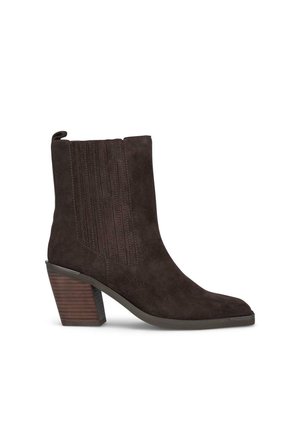 Botas de ante marrón hasta el tobillo con costuras verticales, punta afilada y un tacón de madera texturizada. Cuenta con una lengüeta para facilitar el uso.