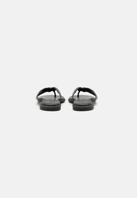 Flip-flops negre cu o curea din piele netedă, talpă plată și cusături decorative argintii pe margine. Design minimal, cu vârf deschis.