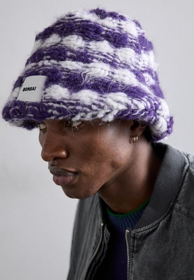 Bonsai OVERSIZE KNIT PUFF BUCKET HAT - Hoed - purple-white