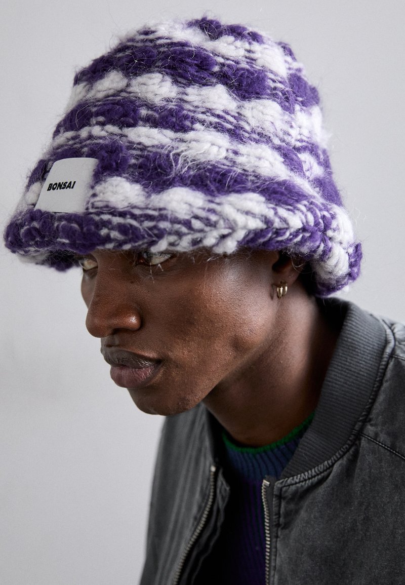 Bonsai OVERSIZE KNIT PUFF BUCKET HAT - Cappello - purple-white