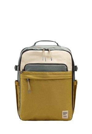 Prostokątny plecak z przednią kieszenią w kolorze musztardowej żółci, beżową górną częścią, szarą środkową kieszenią i czarnymi suwakami, plus górny uchwyt.