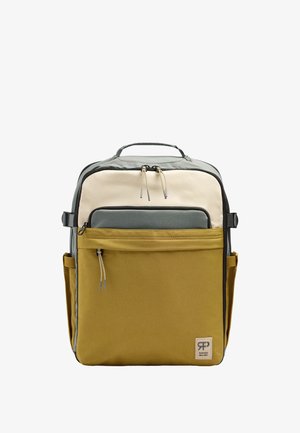 Prostokątny plecak z przednią kieszenią w kolorze musztardowej żółci, beżową górną częścią, szarą środkową kieszenią i czarnymi suwakami, plus górny uchwyt.