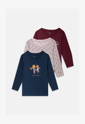 Kolme pitkähihasta t-paitaa: tummansininen, jossa on sarjakuvapiirros, vaaleanpunainen, jossa on pilkkuja, ja viininpunainen, kaikki pehmeää puuvillaa.