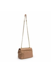 Bolso acolchado de color marrón claro con una correa de cadena dorada, forma rectangular, textura suave y tapa superior para el cierre.