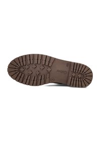 Semelle de chaussure en caoutchouc avec des semelles profondes et de couleur marron. Comprend des motifs moulés et une marque. Bords arrondis pour la durabilité et l'adhérence.