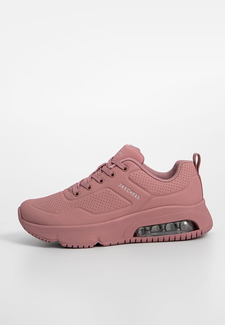 Rosa Sport-Schuh mit einem Obermaterial aus synthetischem Mesh, abgerundeter Zehenpartie, perforierten Details, gepolsterter Sohle und sichtbarer Luftdämpfung in der Ferse.