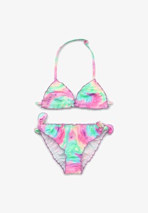 Set bikini tie-dye composto da top triangolare e slip con balze. I colori includono rosa, verde e blu, con spalline regolabili e dettagli con fiocco.