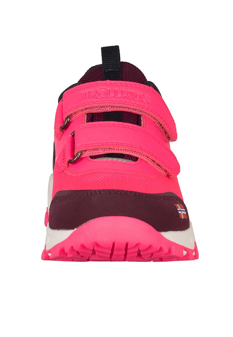 Rosa und bordeauxfarbene Kindersneaker mit zwei Klettverschlüssen, weißer Sohle und kleinem norwegischen Flaggendetail an der Außenseite.
