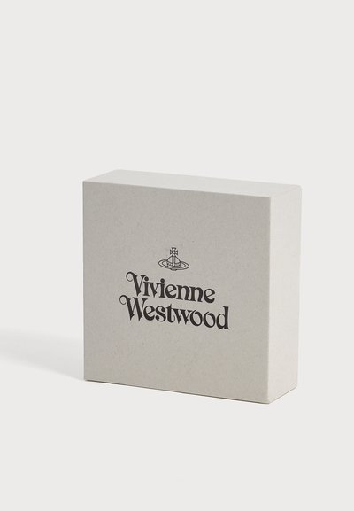 Απλό ορθογώνιο μπεζ κουτί με το λογότυπο Vivienne Westwood και κείμενο στη μέση της μπροστινής πλευράς σε λευκό φόντο.