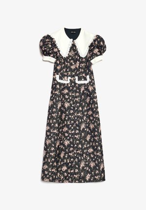 Fekete, virágmintás ruha puffos ujjakkal, fehér gallérral, csipke díszítéssel és elöl gombokkal. Két elülső zseb csipke részletekkel.