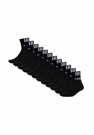 Zwolf Paar schwarze Crew-Socken mit weißem Adidas-Logo und drei weißen Streifen oben, die in einer diagonalen Reihe auf einem weißen Hintergrund angeordnet sind.