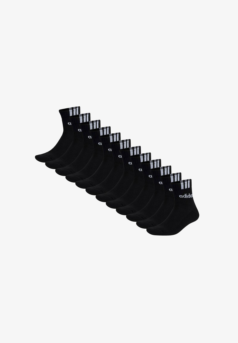 Dwanaście par czarnych skarpetek do kostek z białym logo Adidas i trzema białymi paskami u góry, ułożonych w ukośny rząd na białym tle.