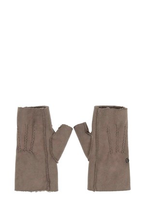 Vingerloze handschoenen van taupe stof, met stikdetails en onafgewerkte randen, en een klein logoaccent op één handschoen.