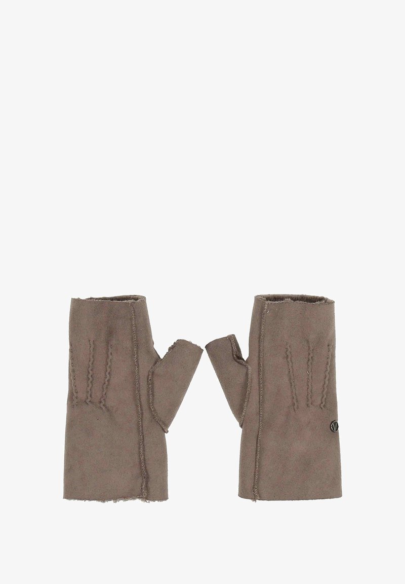 Taupe színű ujjatlan kesztyűk, varrási részletekkel és befejezetlen szélekkel, az egyik kesztyűn egy apró logóval.