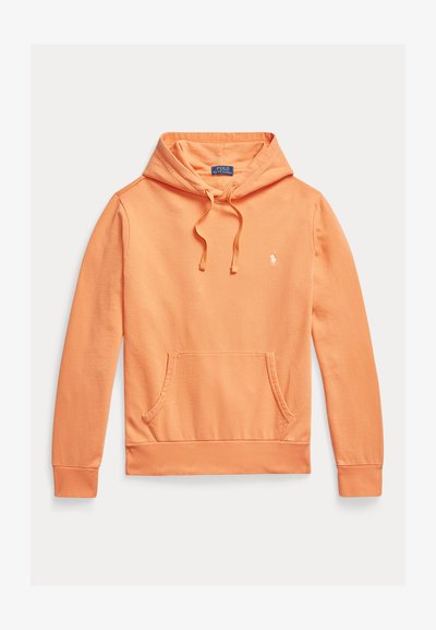 Oransje hettegenser med lange ermer, frontlomme, snorrefeste på hetten og lite hvitt brodert Polo Ralph Lauren-logo på brystet.