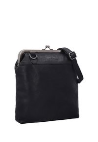 Bolso bandolera de piel negra con cierre metálico y correa de hombro ajustable, mostrado contra un fondo blanco.
