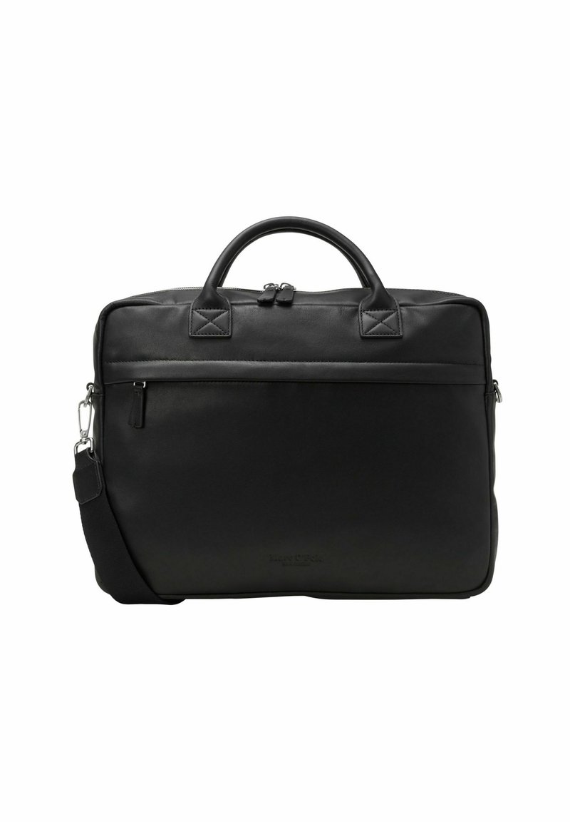 Bolsa para laptop de cuero negro con asas dobles, correa de hombro desmontable, bolsillo frontal con cremallera y acabado mate. Presenta acentos de acolchado cuadrado.