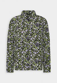 Chemise à manches longues boutonnée, fond noir avec motif floral vert et violet sur l'ensemble, dotée d'un col classique.