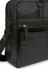 Borsa in pelle nera dal design elegante, con una tasca frontale con zip, dettagli testurizzati e tracolla regolabile. Finitura liscia.