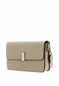Sac bandoulière en cuir beige avec un loquet doré, une texture lisse et des accents pastel contrastants sur le côté. Forme rectangulaire compacte.
