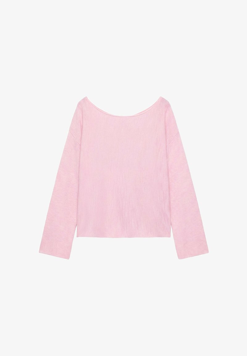 Haut en maille rose clair à manches longues avec un large col rond et un ourlet droit.