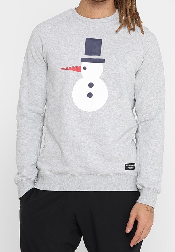 Szary sweatshirt z długimi rękawami, z grafiką bałwanka w kolorze białym, czarnym i czerwonym. Żebrowane mankiety i dół. Luźny krój.