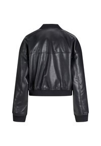 Giubbotto bomber in finta pelle nera con colletto, polsini e vita a costine, mostrato dal retro su uno sfondo bianco.