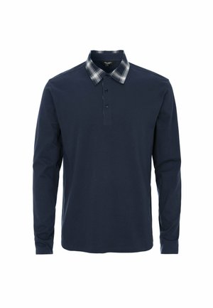 Langärmliges marineblaues Poloshirt mit knöpfbarer Blende und einem schwarz-weiß karierten Kragen.