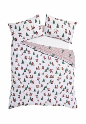 Juego de ropa de cama blanca con osos marrones juguetones, pinos verdes y lado reverso a rayas rojas en la manta.