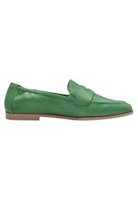 Grüne Lederloafers mit flacher Sohle, ausgestattet mit einem dekorativen Riemen über dem Spann und einer glatten Textur. Minimalistisches Design.