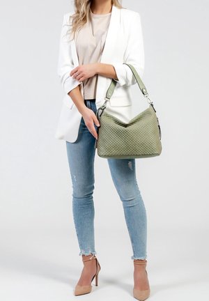 Zelená tkaná kabelka s strukturovaným designem a hobo tvarem. Má texturovaný povrch, nastavitelný popruh a akcenty ze stříbrné kovové slitiny.