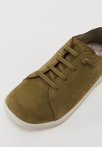 Pantofii din suede verde oliv au o textura neteda, varf rotund si talpa din cauciuc alb. Prezinta accente cusute si sireturi plate.