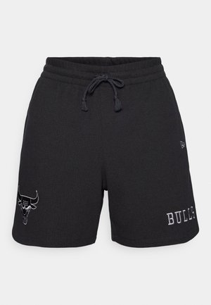 Černé síťované šortky s texturovanou tkaninou, s vyšitým logem býka na levé straně a nápisem "BULLS" vyšitým bílou barvou na pravé straně.