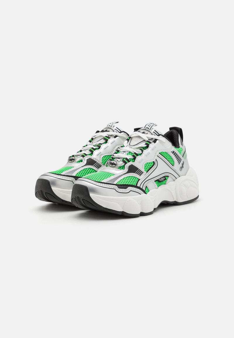 Sneaker chunky con tomaia in tessuto bianco e nero, dettagli in mesh verde, suola texturizzata e design con lacci.
