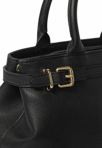 Borsa nera in pelle con superficie testurizzata, due manici e fibbia metallica dorata decorativa sulla tracolla. Design semplice e funzionale.