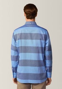 Camisa de manga larga para hombre en varios tonos de azul con rayas horizontales. Presenta un cuello abotonado y puños abotonados, hecha de una tela ligera.