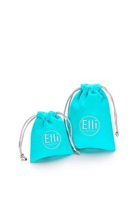 Tofarvede snoreposer i blødt stof, en større end den anden, med et hvidt "Elli" logo og sølvfarvede snore. 