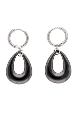 Srebrne kolczyki koła z czarnymi zawieszkami w kształcie kropli łzy wiszącymi wewnątrz kół na białym tle.