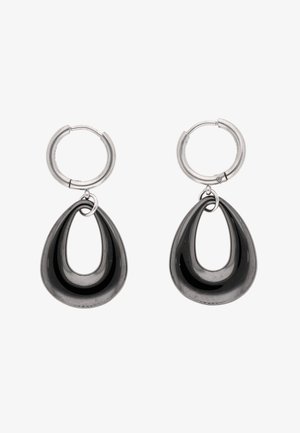 Cercei rotunzi de argint cu pandantive negre în formă de lacrimă agățate în interiorul cercurilor, pe un fundal alb.