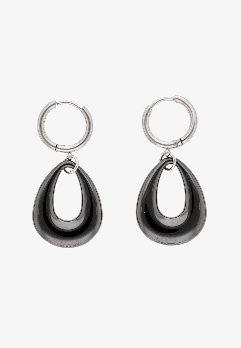 Cercei rotunzi de argint cu pandantive negre în formă de lacrimă agățate în interiorul cercurilor, pe un fundal alb.
