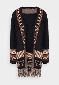 Černý kardigan s otevřeným předním dílem, hnědými a bílými geometrickými vzory, pruhovanými panely a třásněmi na lemování a manžetách.