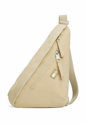 Borsa a tracolla beige con superficie testurizzata, dotata di una tasca frontale con zip e accento del logo. Cinghia regolabile e design angolato per un facile trasporto.