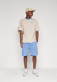 New Era PINSTRIPE TEE - Μπλουζάκι με στάμπα - new era