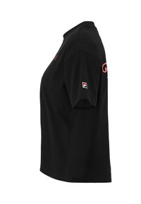 Camiseta de algodón negra con cuello redondo, mangas cortas y logo rojo en el frente y en la manga izquierda. Diseño simple y recto.