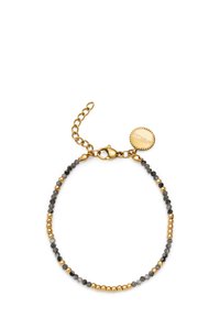 Gul och grå pärlarmband med en krabba lås och en kedjeförlängning; har runda gyllene accenter och fasetterade grå stenar.