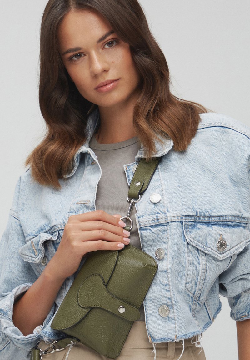 RYŁKO Across body bag oliwkowy ze7/olive Zalando