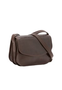 Borsa a tracolla in pelle marrone con chiusura a pattina, tracolla regolabile e cuciture in vista. Forma rettangolare compatta con una texture liscia.
