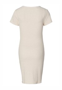 Knälång, ljusbeige bomullsklänning med korta ärmar, rund hals och figurnära silhuett. Mjuk textur, minimalistisk design.