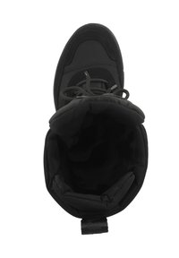 Stivale impermeabile nero con collo imbottito, tomaia testurizzata e lacci a contrasto. La fodera interna è in tessuto morbido, progettata per calore e comfort.